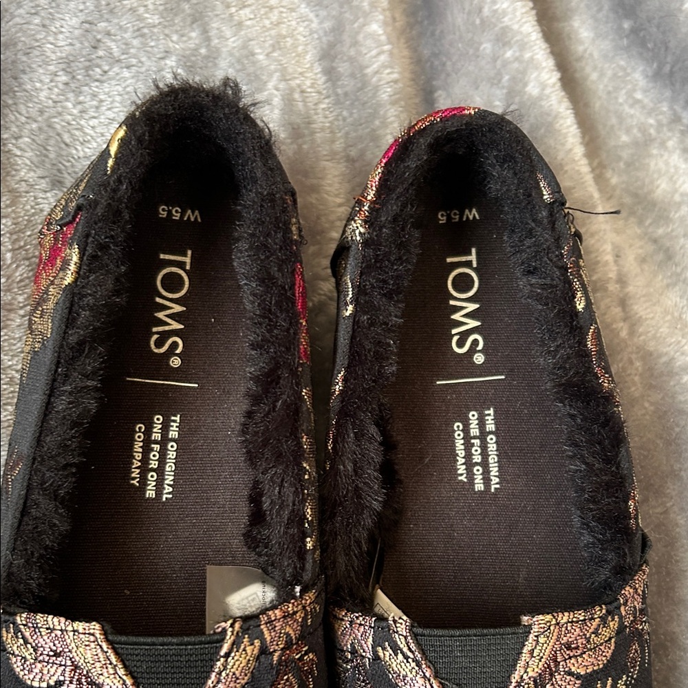 TOMS Women's Black and Gold Patterned Loafers with Faux Fur Lining size 5.5W - Picture 3 of 8